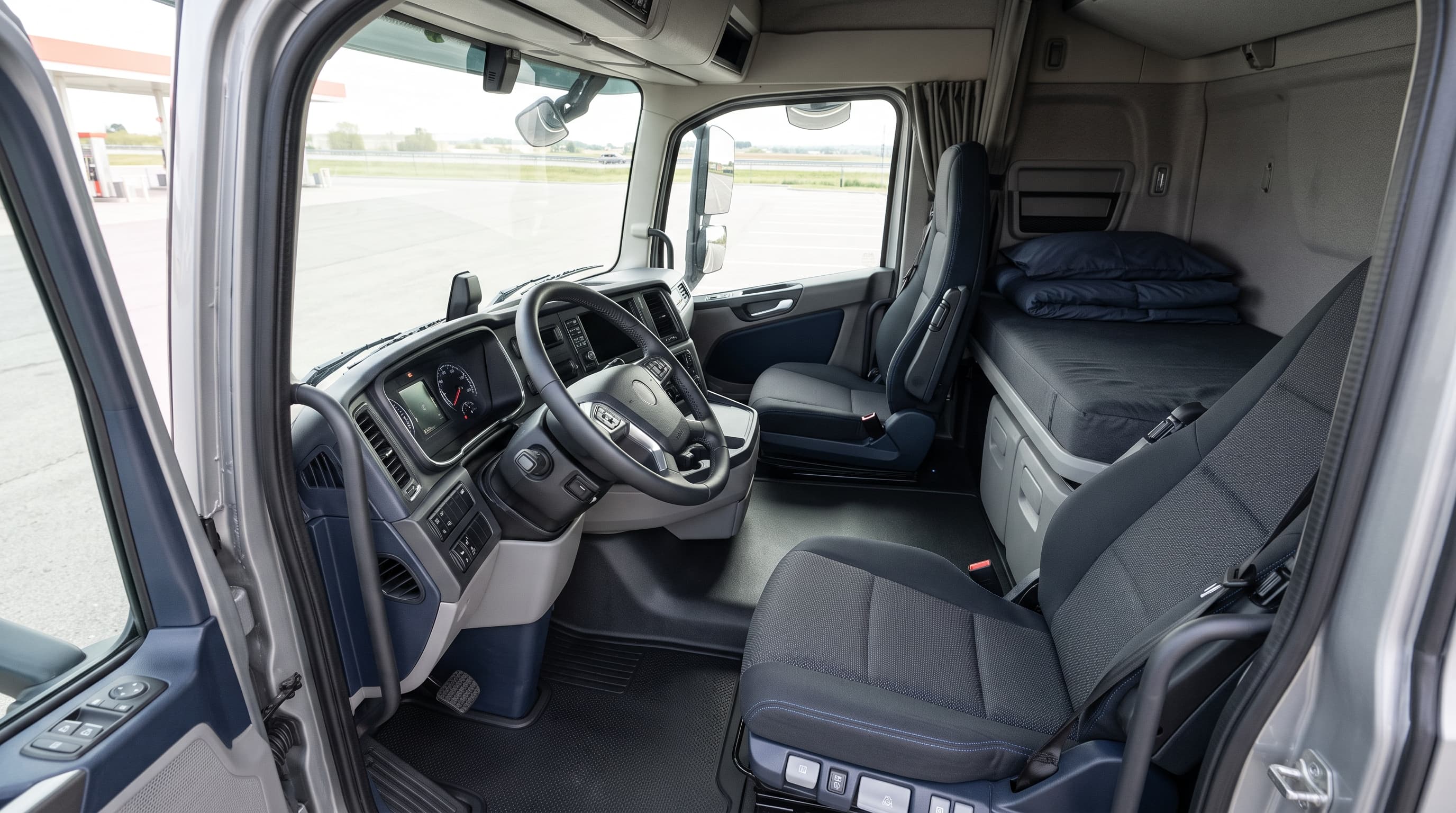Aufgeräumtes, sauberes Lkw-Fahrerhaus