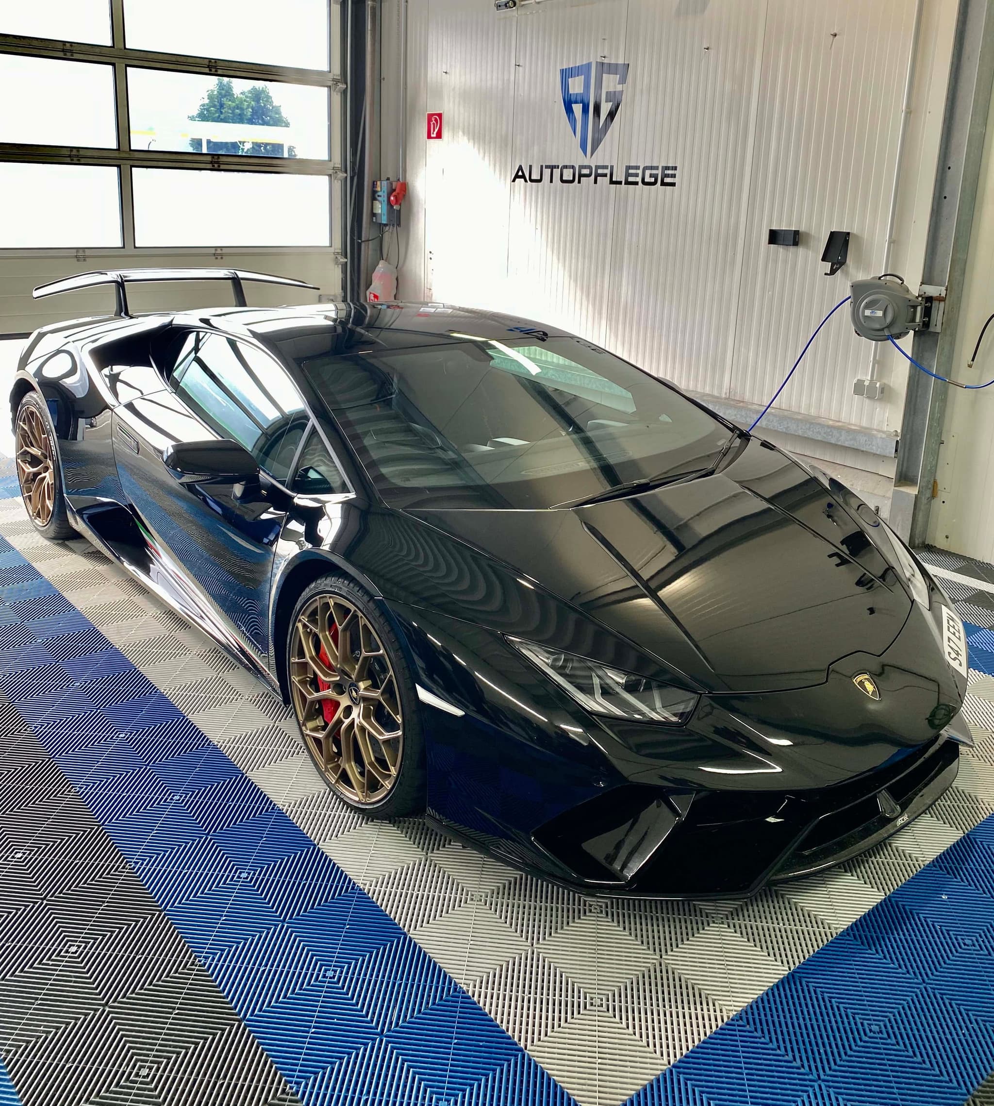 Schwarzer Lamborghini Huracán mit tief glänzendem Lack in der Zentrale von AG Autopflege