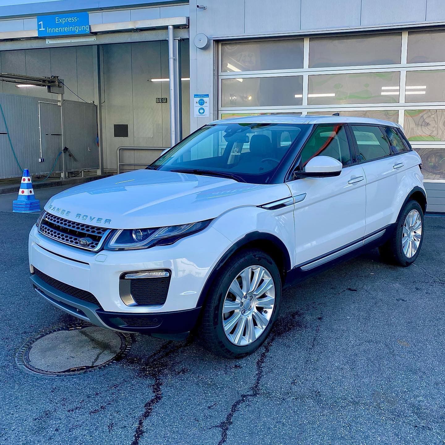 Weißer Range Rover Evoque auf dem Hof