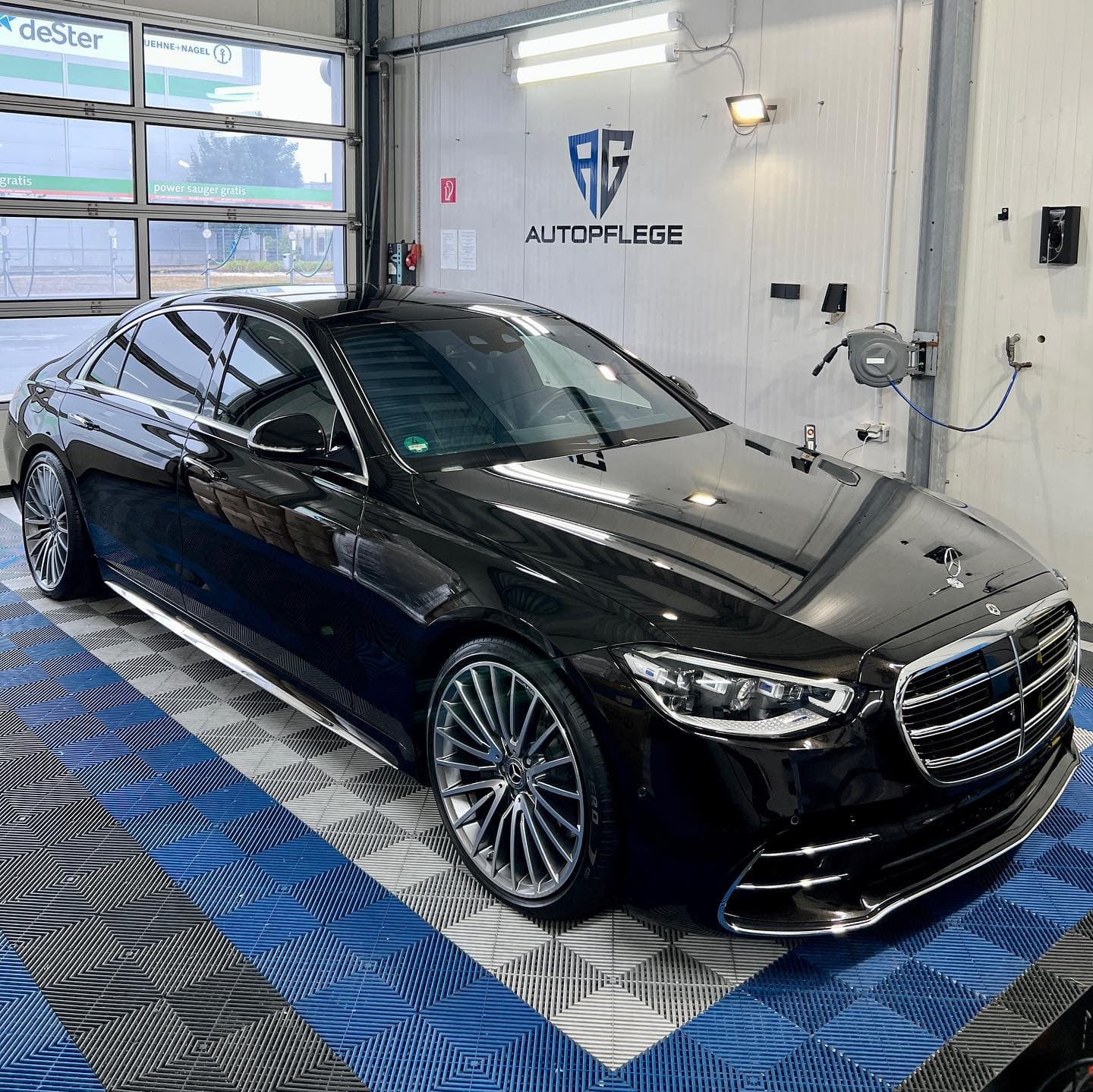 Schwarze Mercedes S-Klasse mit glänzendem, keramikversiegeltem Lack