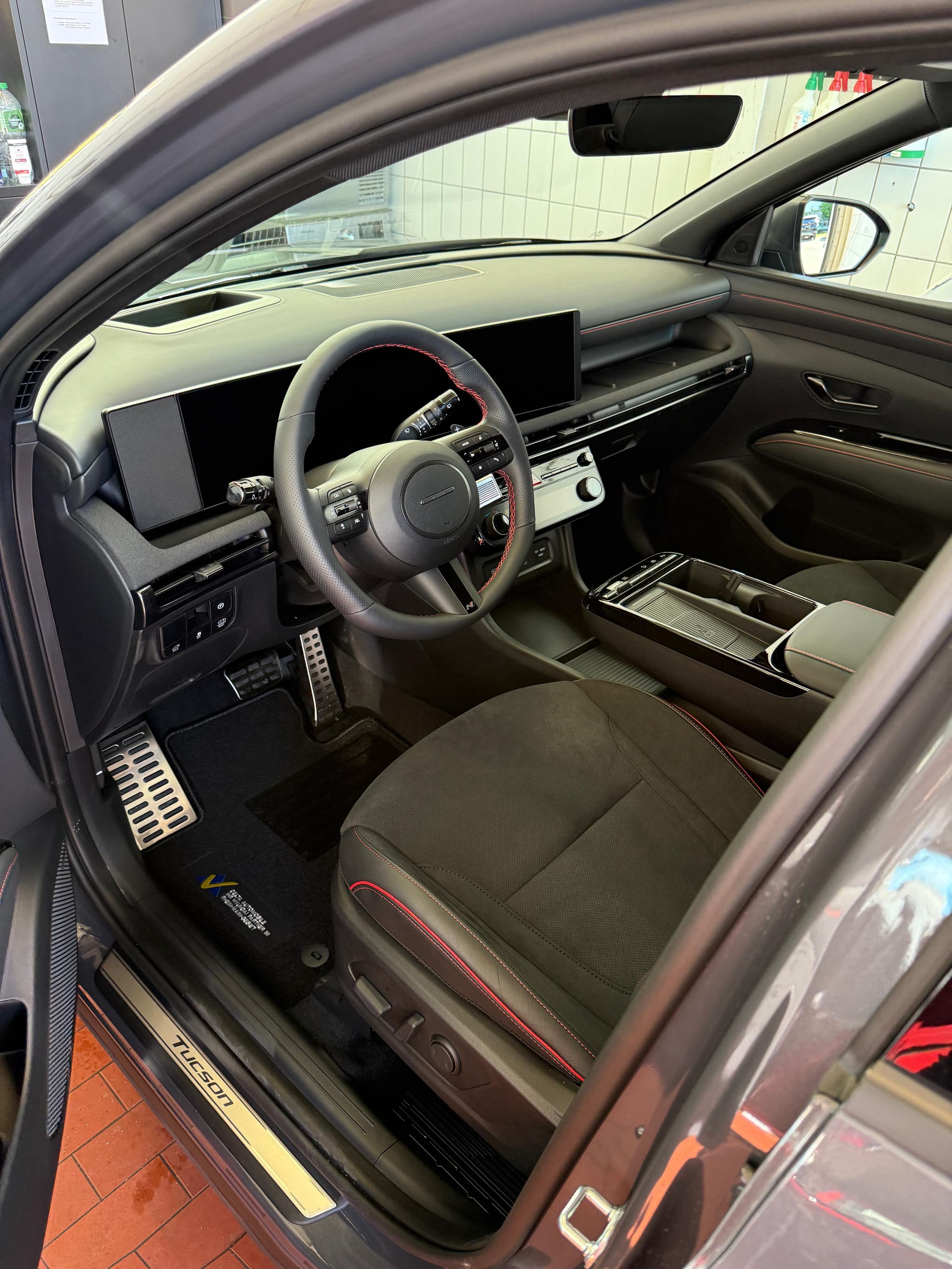 Gereinigter Innenraum des Hyundai Tucson mit Fahrersitz und Cockpit