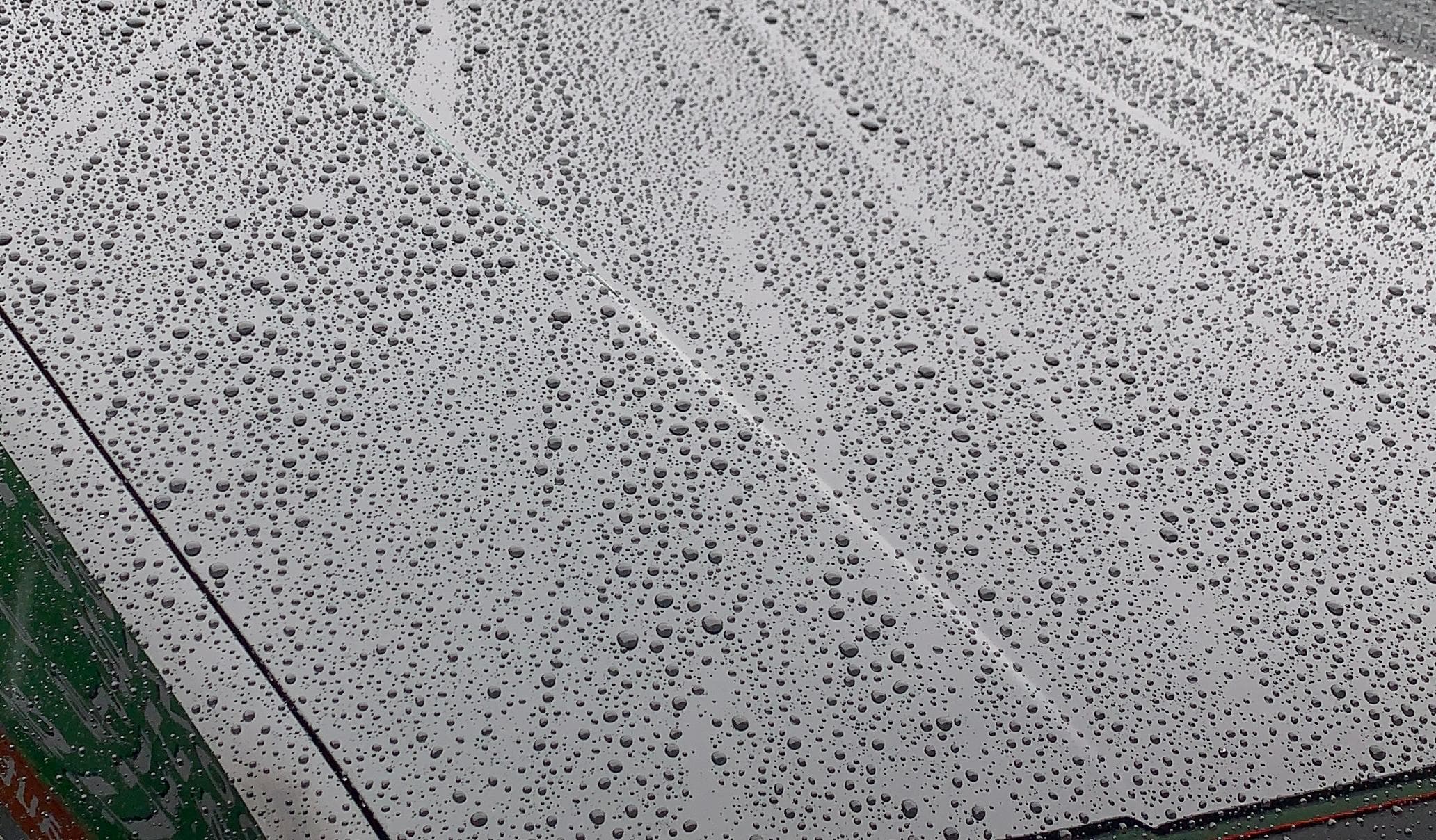 Wassertropfen perlen auf einem keramikversiegelten Lack ab