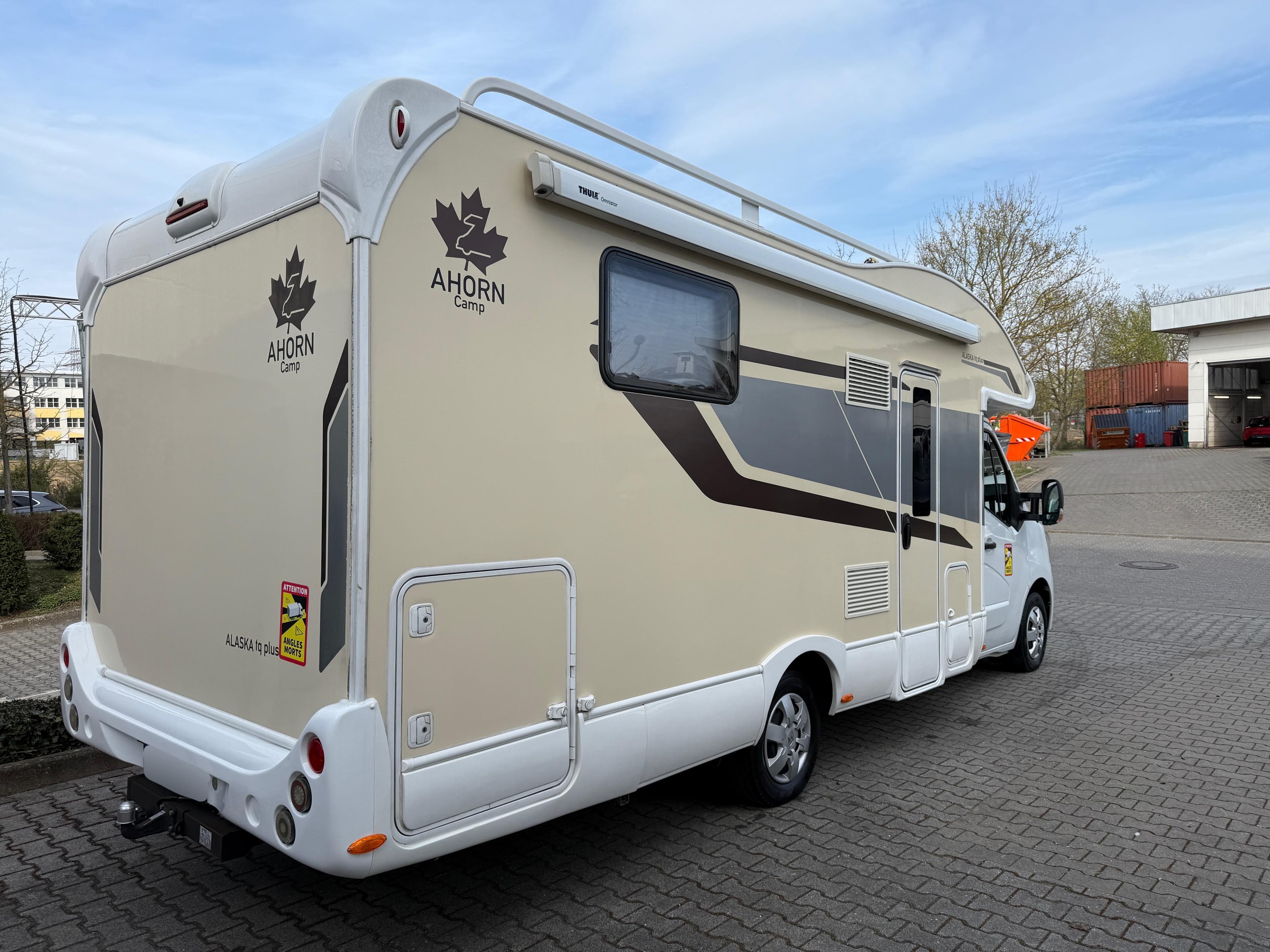 Ahorn Camp Alaska in Beige und Weiß von schräg hinten