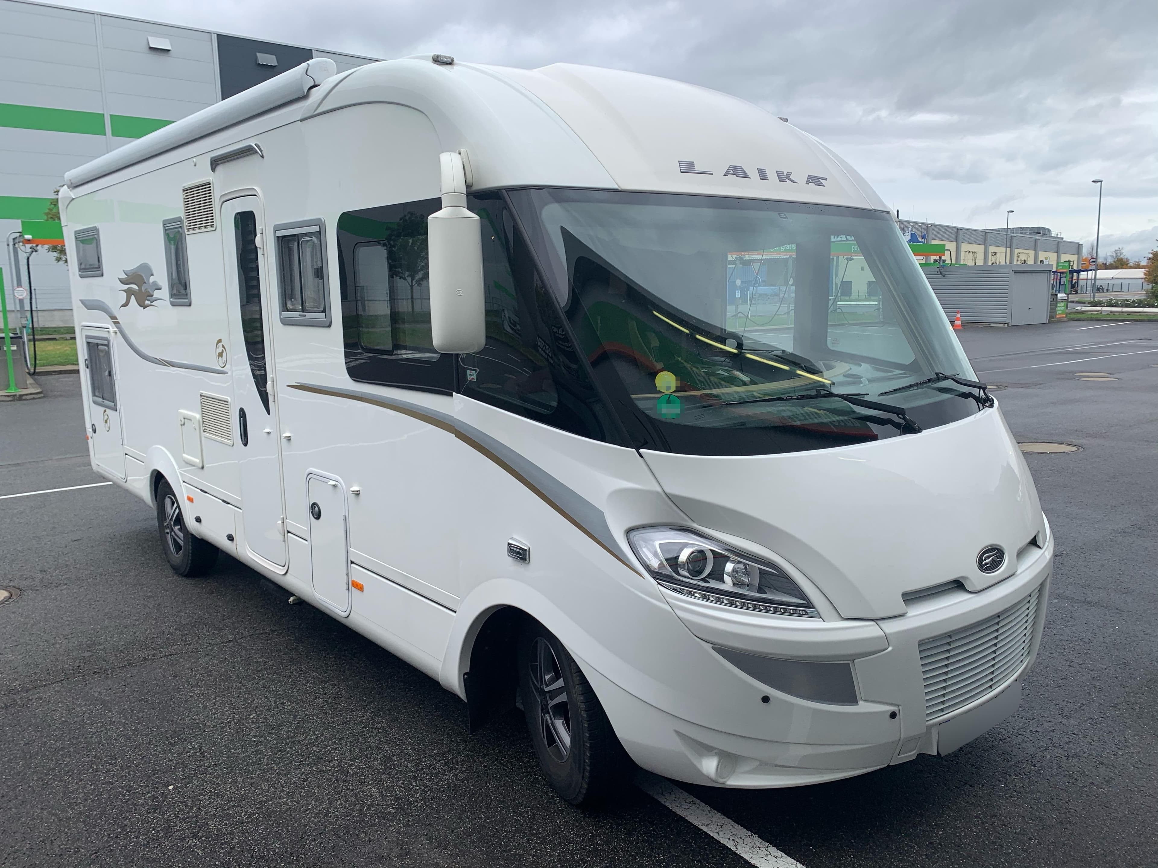 Weißes Laika Wohnmobil von schräg vorn