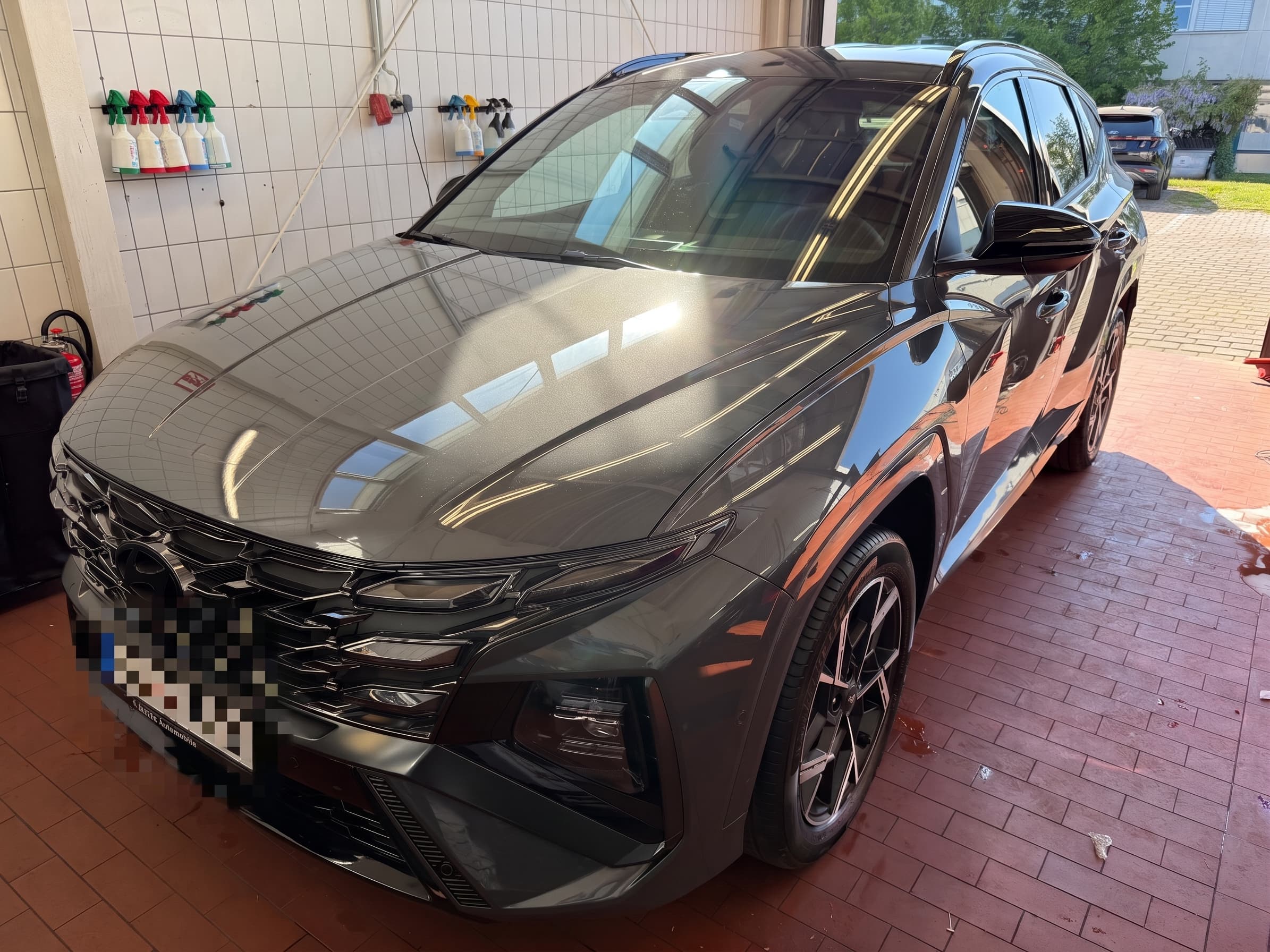 Grauer Hyundai Tucson nach der Aufbereitung mit glänzendem Lack